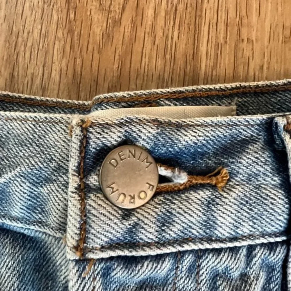 Aritzia Denim Forum Ex-Boyfriend Short (26) - Picture 3 of 6